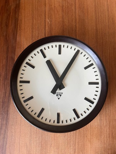 Vecchio orologio fabbrica - vecchio,