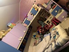 CAMERETTA BAMBINI/RAGAZZI CON 2 LETTI SINGOLI, COMODINO, SCRIVANIA E MENSOLE. 