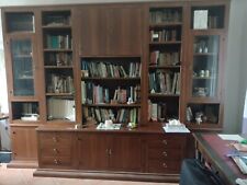 Libreria di legno in arte povera, tinta noce scuro L 322 cm x H 239 cm.