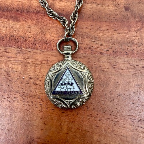 Collana con ciondolo massonico
