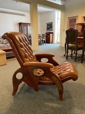 Poltrona stile inglese struttura mogano dettagli ottone imbottitura capitoné