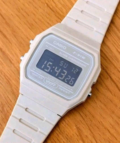 Unico orologio digitale - , casio