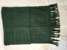 Sciarpa in seta grezza naturale, prodotto artigianale realizzato e tinto a mano.