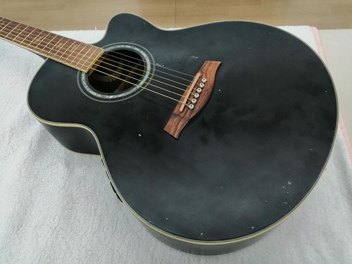 Chitarra elettrica acustica