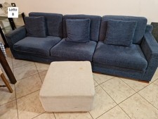Divano a 3 posti in tessuto blu con 3 cuscini + Pouf quadrato chiaro