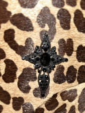 Pochette fatta a mano in vera pelliccia di vacchetta leopardata con abbellimento cristallo
