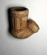 Antica Pipa In Terracotta Con Decorazioni In Rilievo.