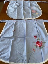 Gruppo  2 grembiulini da cucina VINTAGE in cotone ricamati colore  azzurro 