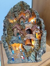 Presepe napoletano illuminato con cascata, capanna e 14 statuine, 41x38x37 cm