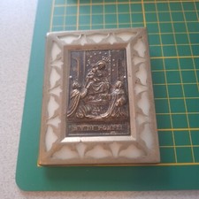 Strano santino in metallo