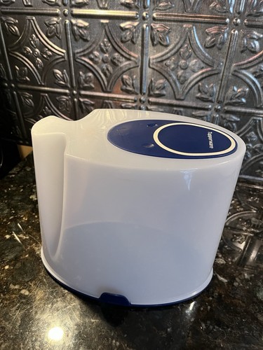 Tupperware cereal dry stuff - cereal,