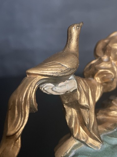Statua antica donna uccellino