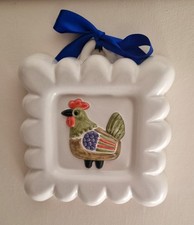 VECCHIA  FORMELLA  BIANCA CON GALLINA  CERAMICA THUN  23X 25 H. CM.