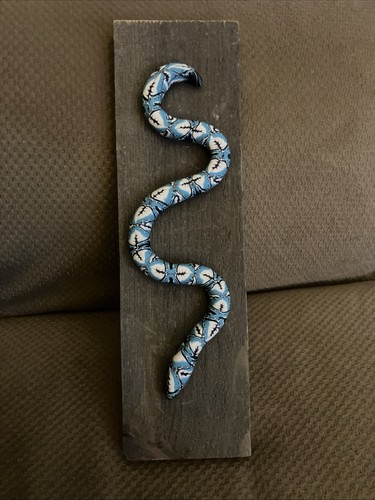 Scultura serpente strisciante