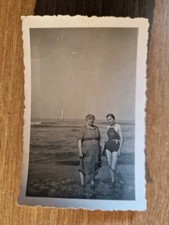 20767. Fotografia donne in posa costume mare gambe sexy italia 9x6