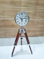 Antico orologio in metallo con