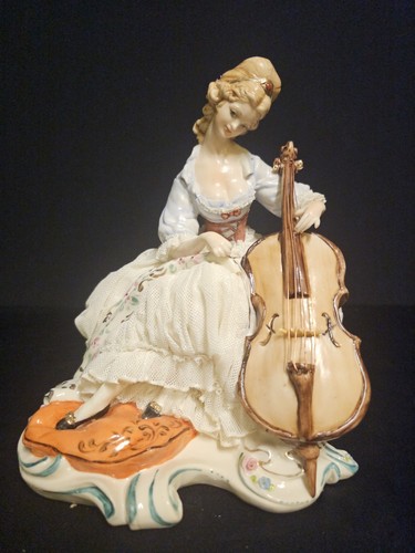 Dama viola scultura di - viola",