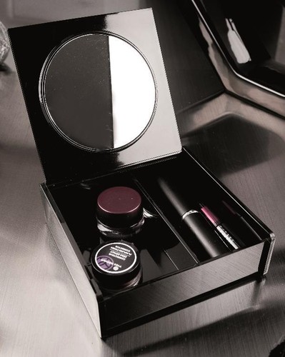 Cosmetic black scatola
