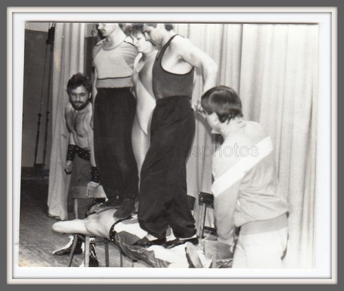 Heavy lifting circo acrobatico