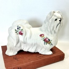 Cane porcellana bianca vintage maltese / Lhasa Apso con fiori Staffordshire Inghilterra EVC