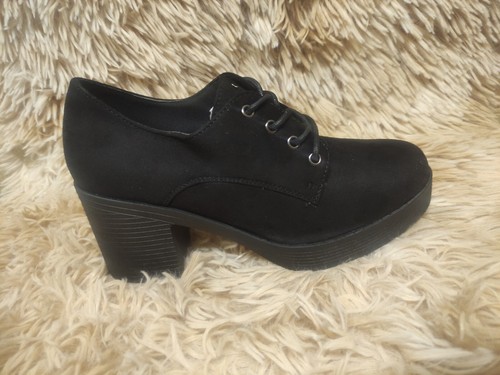 Scarpe nere con tacco per