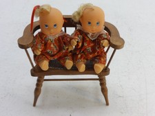 Bambole Gemelle Vintage Piccole Su Un Divano In Legno