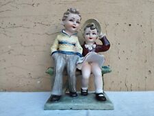 ANTICA ANNI '40 STATUINA SCULTURA IN CERAMICA COPPIA BAMBINI SEDUTI SU PANCHINA