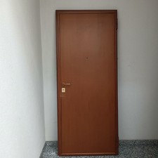 Porta in legno, serratura 2 chiavi senza telaio