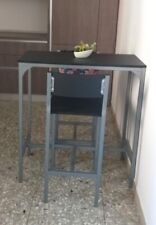 Tavolino alto con sgabelli