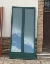 1 porta finestra in legno massello artigianale a due ante con vetri e scuri