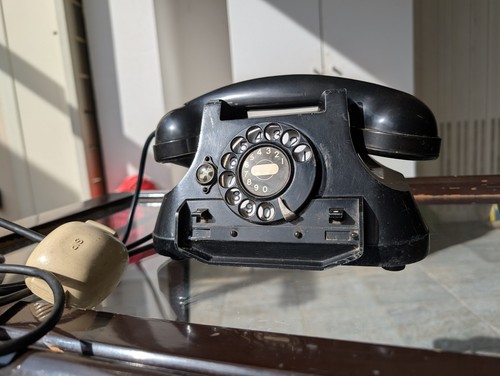 Telefono antico con cornetta