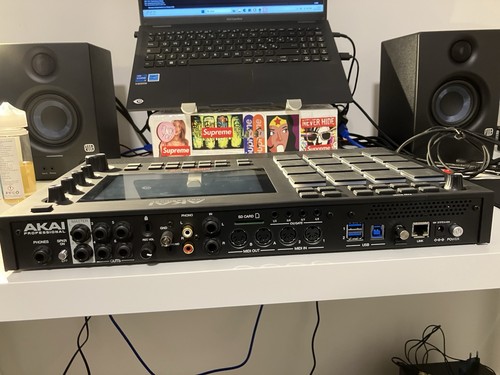 Akai professional mpc live - akai,