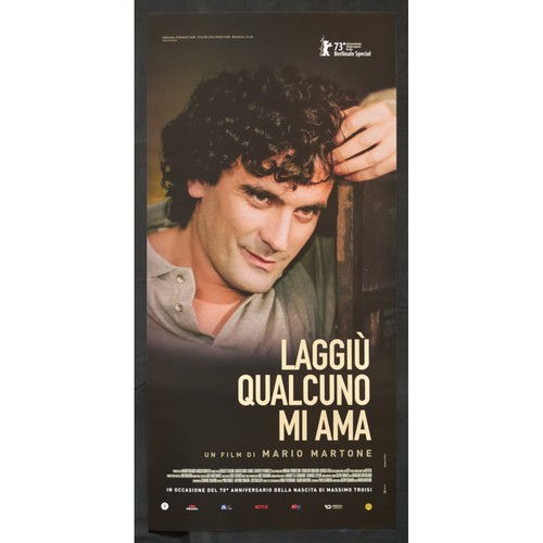 Locandina laggiu qualcuno - laggiu',