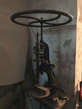 antico trapano a colonna a