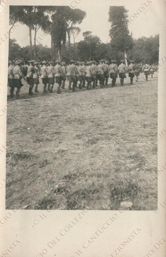 Soldati con baionetta
