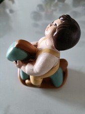 Thun - Bambino su cavallo a dondolo azzurro