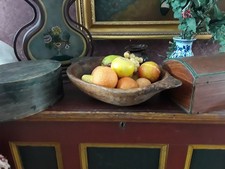 Vecchio trinciatore intagliato