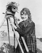 Donna Con Vecchia Macchina Fotografica Vintage Professionale Foto Laboratorio Ristampa