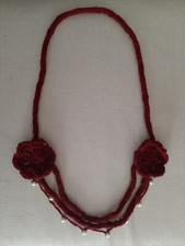 COLLANA FATTA A MANO IN LANA BORDEAUX E PERLINE CON ROSE ALL'UNCINETTO