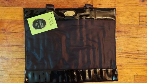 Borsa nuova con etichette