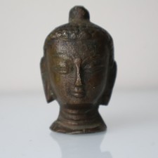 Antica testa di Buddha in