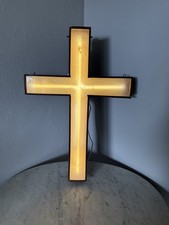 Croce al neon in legno vintage