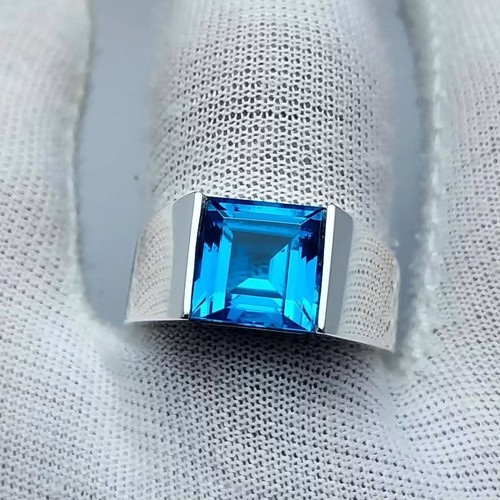 Pietra preziosa topazio blu