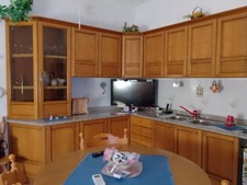 Cucina in legno massello, stile classico