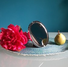 "SHISEIDO" Specchio tondo da appoggio, metallo e ecopelle, made in Japan.