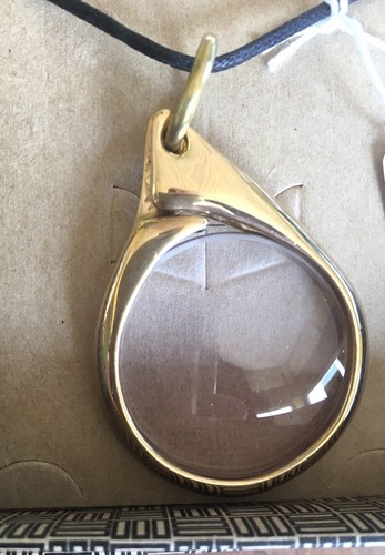 Ciondolo bronzo con lente - in,