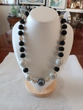 Collana con Sfere in Ceramica Grigia chiara e Nera e pietra vulcanica