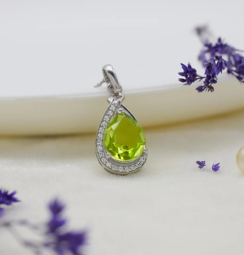 Collana con ciondolo pietra