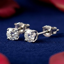 Orecchini a perno solitario