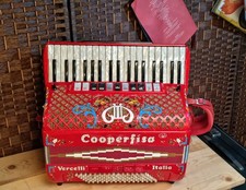 Fisarmonica  96 Bassi 4/5 con Voce In Cassotto Amplificata ai Bassi e Tastiera